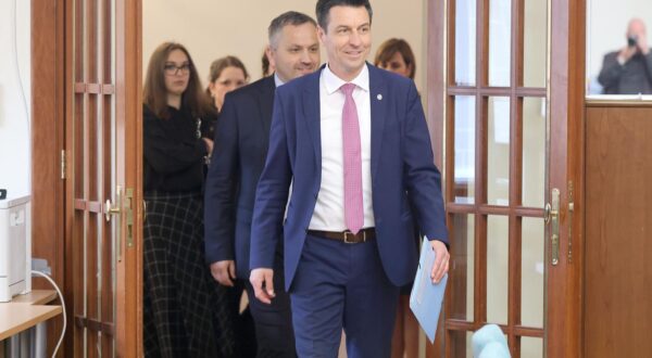 23.04.2024., Zagreb - Ladislav Ilcic predao je kandidacijsku listu grupe biraca za Europski parlament Drzavnom izbornom povjerenstvu u Hrvatskom saboru.

 Photo: Patrik Macek/PIXSELL