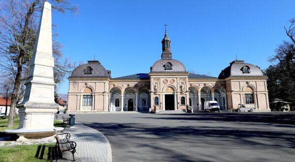 25.03.2024., Zagreb - Pune cetiri godine nakon potresa, od iduceg tjedna mrtvacnica na Mirogoju ide u obnovu. Svi ispracaji ce se ogranizirati sa krematorija pa ce za vecinu sprovoda hodanje do ukupnog mjesta biti znatno duze. Uprava Gradskih grobalja najavljuje da ce osigurati prijevoz elektricnim vozilima ali pitanje je da li de ih biti dovoljno za sve koji ih trebaju. Photo: Patrik Macek/PIXSELL