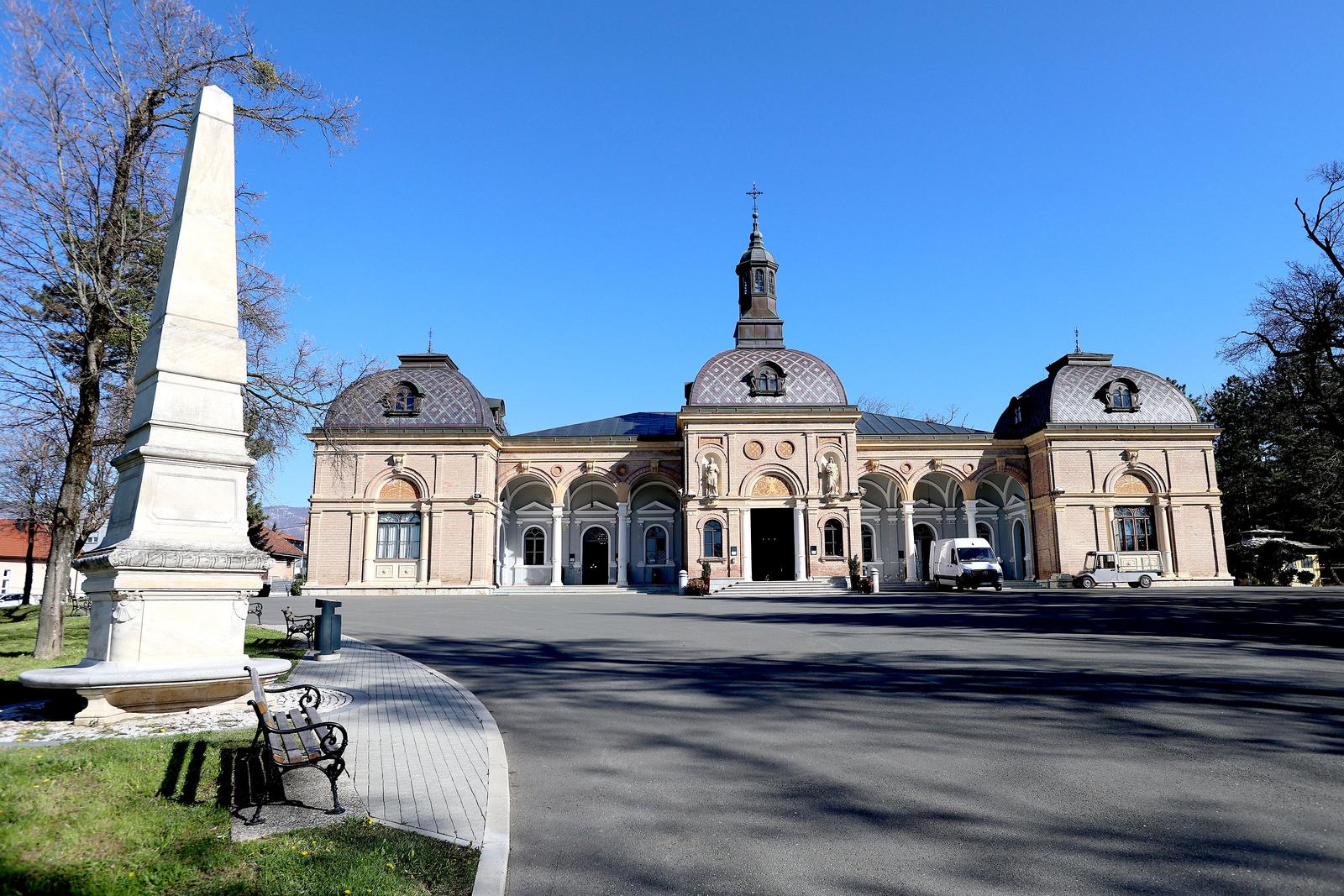 25.03.2024., Zagreb - Pune cetiri godine nakon potresa, od iduceg tjedna mrtvacnica na Mirogoju ide u obnovu. Svi ispracaji ce se ogranizirati sa krematorija pa ce za vecinu sprovoda hodanje do ukupnog mjesta biti znatno duze. Uprava Gradskih grobalja najavljuje da ce osigurati prijevoz elektricnim vozilima ali pitanje je da li de ih biti dovoljno za sve koji ih trebaju. Photo: Patrik Macek/PIXSELL