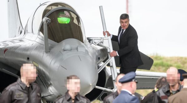 25.04.2024., Velika Gorica - Svecani docek prvih sest od ukupno 12 visenamjenskih borbenih aviona Rafale iz Francuske u vojarni "Pukovnik Marko Zivkovic". predsjednik RH Zoran Milanovic Photo: Igor Kralj/PIXSELL