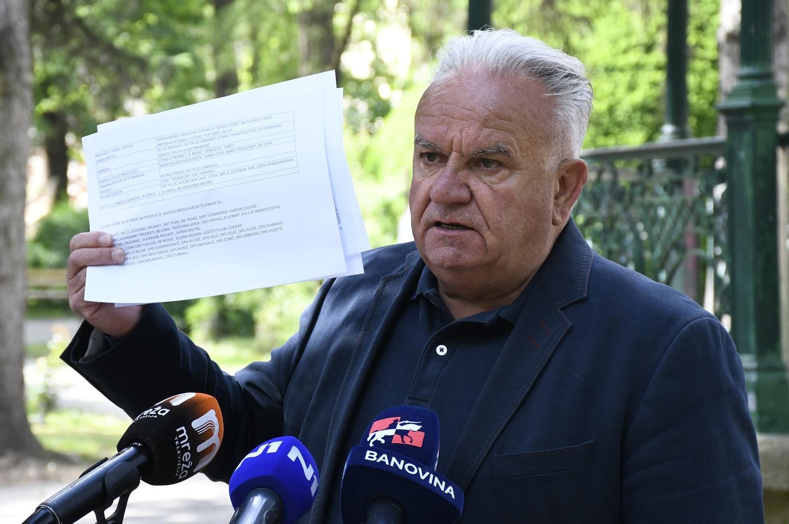 25.05.2021.,Petrinja - Na konferenciji za medije petrinjski gradonacelnik Darinko Dumbovic komentirao je prosvjed lokalnih gradjevinskih obrtnika i poduzetnika, koji je bio u subotu, zbog nemogucnosti da se ukljuce u rusenje i cisenje u potresu ostecenih objekata.rPhoto: Nikola Cutuk/PIXSELL