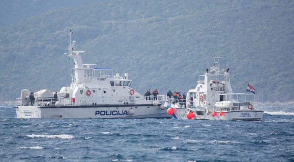 26.04.2017., Dubrovnik - U sudaru broda Lucke kapetanije Dance i gumenjaka sinoc su u Kolocepskom zaljevu poginule tri osobe osobe. Cetvero ih se smatra nestalima i za njima se traga. Dvojica su ozlijedjena. Brod Lucke kapetanije isao je na intervenciju na Mljet, a na gumenjaku je bilo devetero ugostitelja koji su se vracali s otoka Sipana gdje su pripremali restoran za otvaranje i turisticku sezonu. U potraznu akciju za nestalima ukljucena su tri plovila Lucke kapetanije Dubrovnik s lijecnickom pratnjom, sluzbeni policijski brod te motorni trajekt Hanibal Lucic. Putem Obalne radio postaje ORP Dubrovnik-radio emitira se poruka pogibli kategorije Mayday Relay prema svim sudionicima u pomorskom prometu. U potrazi sudjeluje i brod Dance, a ometa ih jak vjetar. r"nPhoto: Grgo Jelavic/PIXSELL