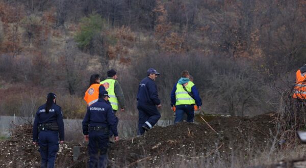 28.03.2024. Bor - Nekoliko policajaca iskopava prostor ispred taglja u prigradskom naselju Banjsko polje, kod grada Bora, na istoku Srbije gdje je nestala djevoj?ica Danka Ili?. Pretrauje se teren kako bi se pronaao bilo kakav trag. Djevoj?ica je nestala u utorak oko 13:45 sati. Majka je ispri?ala kako je Danka nestala iz dvorita obiteljske ku?e dok je ona ila dati vode starijem djetetu. Roditelji su ispitani na policiji i izuzet je mobitel majke. Photo: Pixsell/PIXSELL