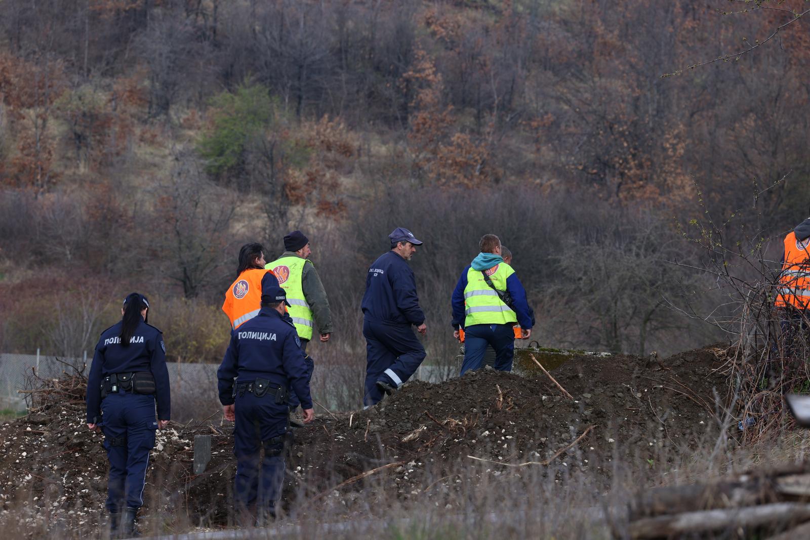 28.03.2024. Bor - Nekoliko policajaca iskopava prostor ispred taglja u prigradskom naselju Banjsko polje, kod grada Bora, na istoku Srbije gdje je nestala djevoj?ica Danka Ili?. Pretrauje se teren kako bi se pronaao bilo kakav trag. Djevoj?ica je nestala u utorak oko 13:45 sati. Majka je ispri?ala kako je Danka nestala iz dvorita obiteljske ku?e dok je ona ila dati vode starijem djetetu. Roditelji su ispitani na policiji i izuzet je mobitel majke. Photo: Pixsell/PIXSELL