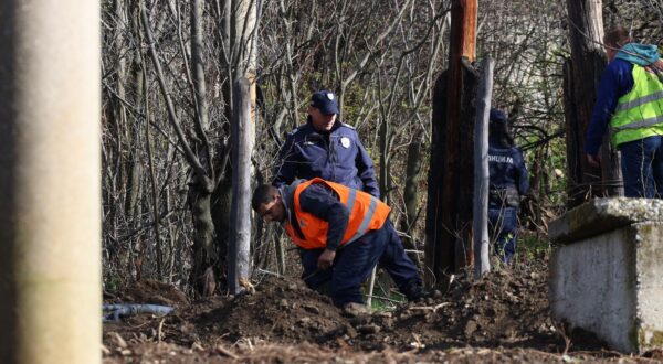 28.03.2024. Bor - Nekoliko policajaca iskopava prostor ispred taglja u prigradskom naselju Banjsko polje, kod grada Bora, na istoku Srbije gdje je nestala djevoj?ica Danka Ili?. Pretrauje se teren kako bi se pronaao bilo kakav trag. Djevoj?ica je nestala u utorak oko 13:45 sati. Majka je ispri?ala kako je Danka nestala iz dvorita obiteljske ku?e dok je ona ila dati vode starijem djetetu. Roditelji su ispitani na policiji i izuzet je mobitel majke. Photo: Pixsell/PIXSELL