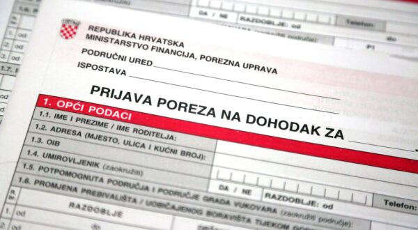 29.01.2016., Sibenik - Za razliku od dosadasnje prakse oko podnosenja prijave poreza, Porezna uprava ce u 2016. godini primijeniti poseban postupak utvrdjivanja godisnjeg poreza na dohodak za 2015. godinu za porezne obveznike. Poseban postupak ustvari znaci da vecina poreznih obveznika nema obvezu samostalno, do kraja veljace, predavati godisnju poreznu prijavu, vec obracun za njih automatski rade poreznici. Obrazac za prijavu poreza. "nPhoto: Dusko Jaramaz/PIXSELL