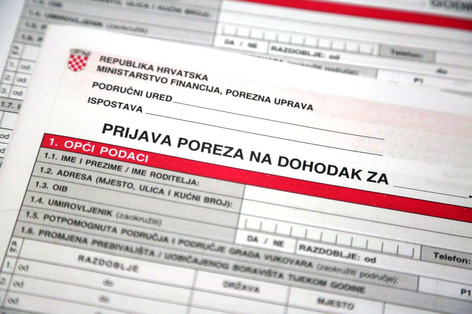 29.01.2016., Sibenik - Za razliku od dosadasnje prakse oko podnosenja prijave poreza, Porezna uprava ce u 2016. godini primijeniti poseban postupak utvrdjivanja godisnjeg poreza na dohodak za 2015. godinu za porezne obveznike. Poseban postupak ustvari znaci da vecina poreznih obveznika nema obvezu samostalno, do kraja veljace, predavati godisnju poreznu prijavu, vec obracun za njih automatski rade poreznici. Obrazac za prijavu poreza. "nPhoto: Dusko Jaramaz/PIXSELL