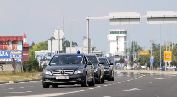 29.06.2013., Pleso, Zagreb - Prolazak jedne od prvih sticenih kolona s predsjednikom Crne Gore, Filipom Vujanovicem, uzvanikom svecanosti ulaska RH u EU. Kolona je krenula od zracne luke Zagreb prema centru grada. r"nPhoto: Borna Filic/PIXSELL