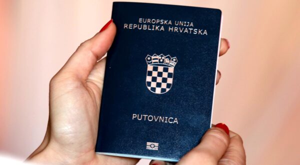 30.12.2017., Sibenik - Od 01. sijecnja zahtjev za izradu nove putovnice moci ce se predati elektronskim putem. Opcija je dostupna grdjanima koji posjeduju elektonicku osobnu iskaznicu s potpisanim certifikatom, a zahtjev se predaje putem sustava e-gradjani."nPhoto: Dusko Jaramaz/PIXSELL