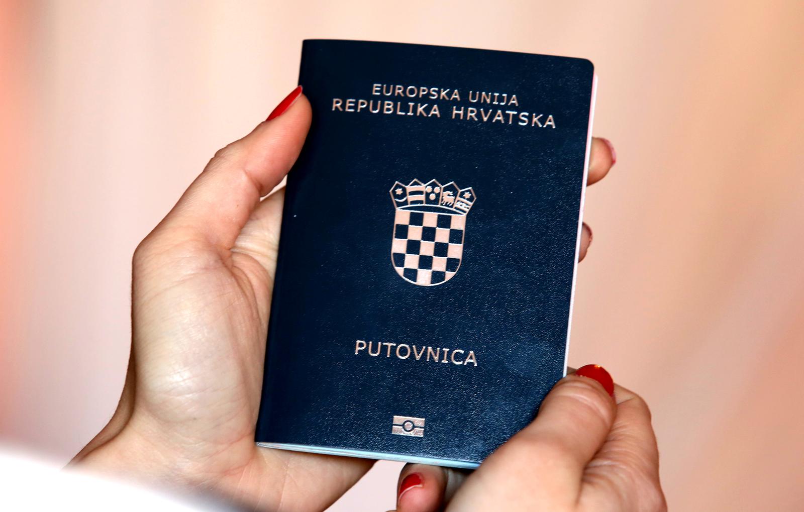 30.12.2017., Sibenik - Od 01. sijecnja zahtjev za izradu nove putovnice moci ce se predati elektronskim putem. Opcija je dostupna grdjanima koji posjeduju elektonicku osobnu iskaznicu s potpisanim certifikatom, a zahtjev se predaje putem sustava e-gradjani."nPhoto: Dusko Jaramaz/PIXSELL