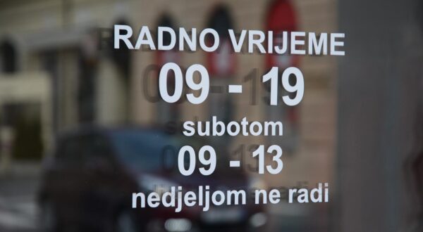 30.12.2018., Bjelovar - Obavijest s natpisom na trgovinama koje ne rade nedjeljom. "n"nPhoto: Damir Spehar/PIXSELL