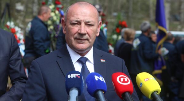 31.03.2024., Plitvicka jezera - Obiljezavanje 33. obljetnice pogibije prvog Hrvatskog redarstvenika Josipa Jovica. Ministri Davor Bozinovic i Tomo Medved, obitelj te brojni branitelji polaganjem vijenaca i paljenjem svijeca odali pocast. Photo: Kristina Stedul Fabac/PIXSELL