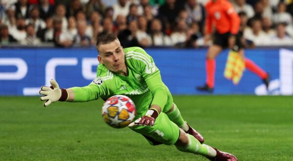 Soccer Football - Champions League - Quarter Final - First Leg - Real Madrid v Manchester City - Santiago Bernabeu, Madrid, Spain - April 9, 2024 Real Madrid's Andriy Lunin in action as Manchester City's Bernardo Silva scores their first goal REUTERS/Violeta Santos Moura Photo: VIOLETA SANTOS MOURA/REUTERS