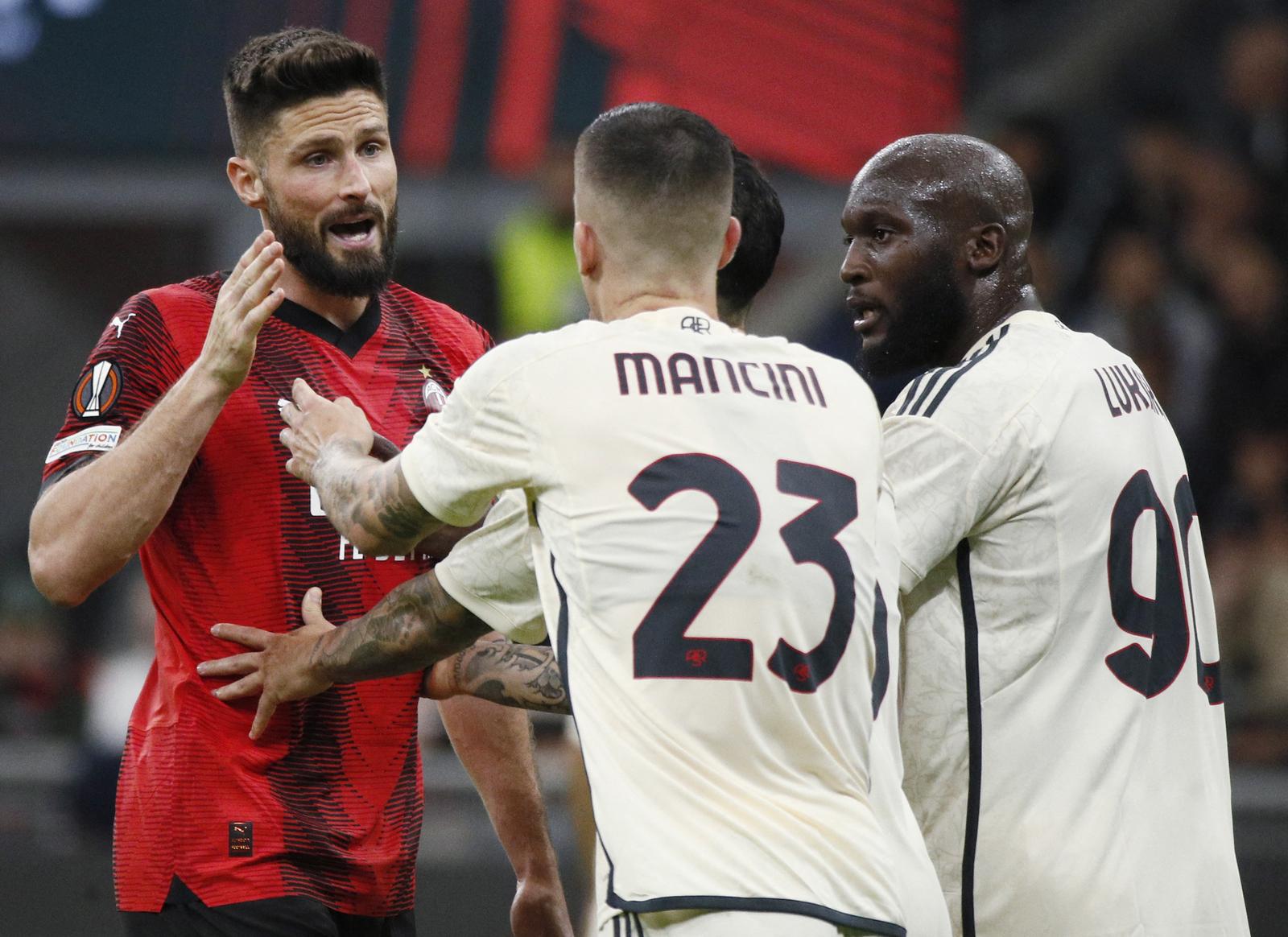 Soccer Football - Europa League - Quarter Final - First Leg - AC Milan v AS Roma - San Siro, Milan, Italy - April 11, 2024 AC Milan's Olivier Giroud clashes with AS Roma's Gianluca Mancini and Romelu Lukaku REUTERS/Alessandro Garofalo Photo: ALESSANDRO GAROFALO/REUTERS