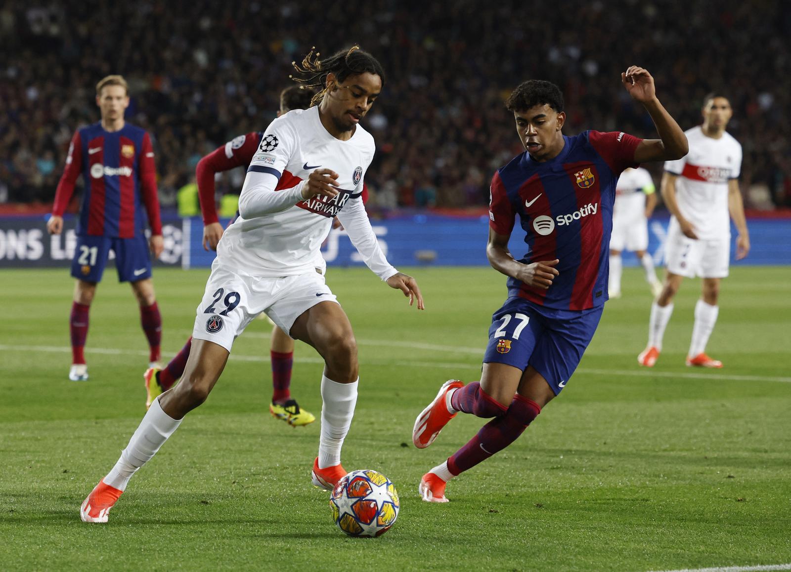 Soccer Football - Champions League - Quarter Final - Second Leg - FC Barcelona v Paris St Germain - Estadi Olimpic Lluis Companys, Barcelona, Spain - April 16, 2024 Paris St Germain's Bradley Barcola in action with FC Barcelona's Lamine Yamal REUTERS/Albert Gea Photo: ALBERT GEA/REUTERS