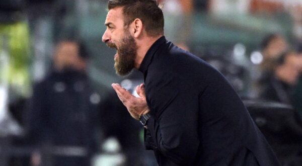 Soccer Football - Europa League - Quarter Final - Second Leg - AS Roma v AC Milan - Stadio Olimpico, Rome, Italy - April 18, 2024 AS Roma coach Daniele De Rossi celebrates after the match REUTERS/Alberto Lingria Photo: ALBERTO LINGRIA/REUTERS