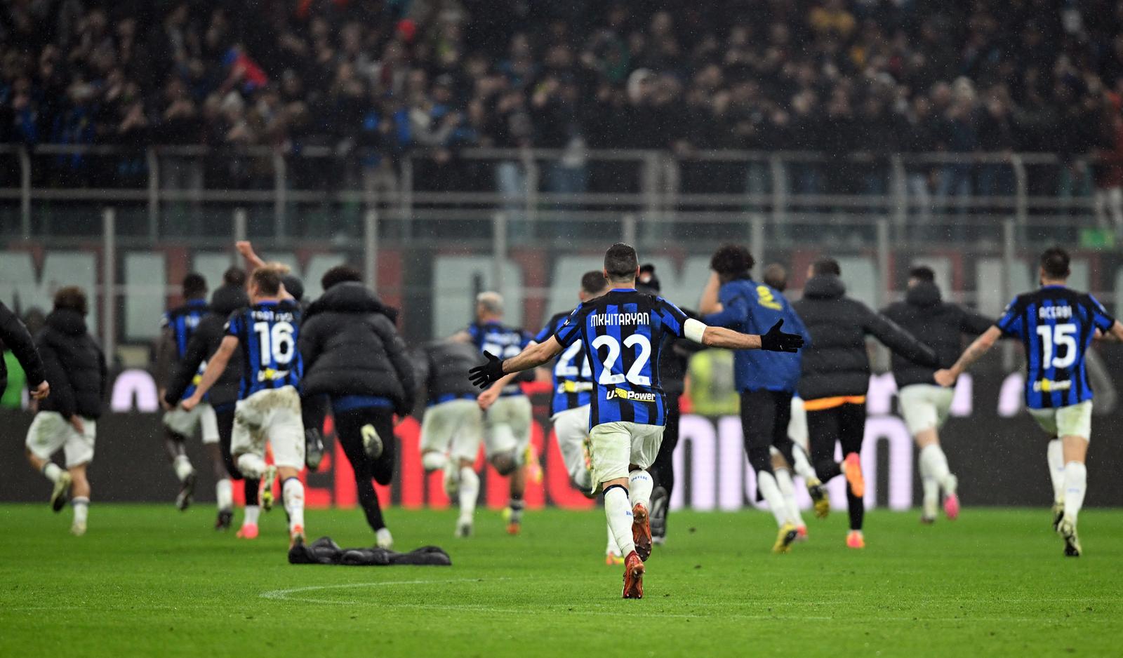 Soccer Football - Serie A - AC Milan v Inter Milan - San Siro, Milan, Italy - April 22, 2024 Inter Milan's Henrikh Mkhitaryan and teammates celebrate winning Serie A after the match REUTERS/Daniele Mascolo Photo: Daniele Mascolo/REUTERS