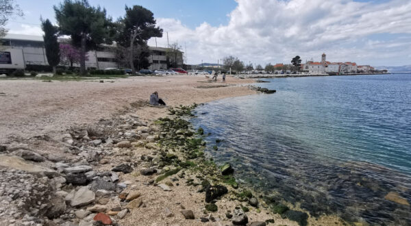 Split, 16.04.2024 - Solinska javna plaa Kosica u Vranjicu jo uvijek je deponij azbesta na èijim ostacima tijekom ljeta plivaju i sunèaju se brojni kupaèi i igraju djeca, ne znajuæi da je to opasno za njihovo zdravlje, a kako bi i znali kada na plai ne postoje table s upozorenjima, kau zabrinuti Vranjièani. foto HINA/ Graðanska inicijativa Mjesto koje hoæe ivjeti/ ik