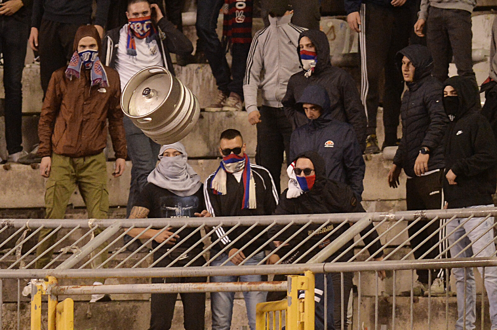 Split, 3.4.2024.- Nakon polufinalnog ogleda hrvatskog Kupa i pobjede Dinama protiv Hajduka sa 1-0, dio navijača splitskog kluba utrčao je na travnjak Poljuda. Nakon završetka utakmice Hajduk - Dinamo (0-1) na Poljudu su se dogodile ružne scene. Dio navijača Hajduka sa sjeverne tribine utrčao je na teren i krenuo prema igračima Dinama koji su slavili plasman u finale Kupa. Policija je odmah intervenirala i navijači su potjerani natrag na tribinu. foto HINA/ uas