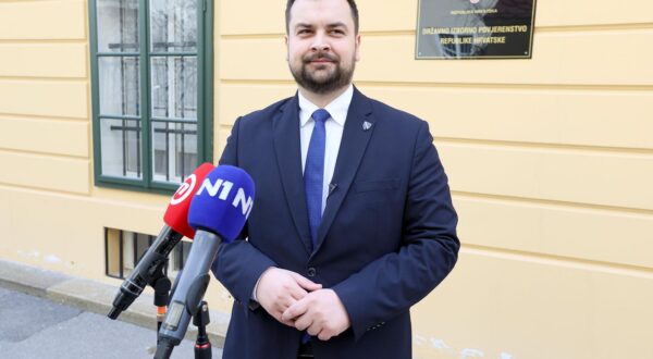 18.03.2024., Zagreb - Armin Hodzic predao je danas Drzavnon izbornom povjerenstvu prvu kandidaturu za parlamentarne izbore 2024. godine. Hodzic se kandidira u 12. izbornoj jednici za zastupnika albanske, bosnjacke, makedonske, crnogorske i slovenske nacionalne manjine. Photo: Patrik Macek/PIXSELL