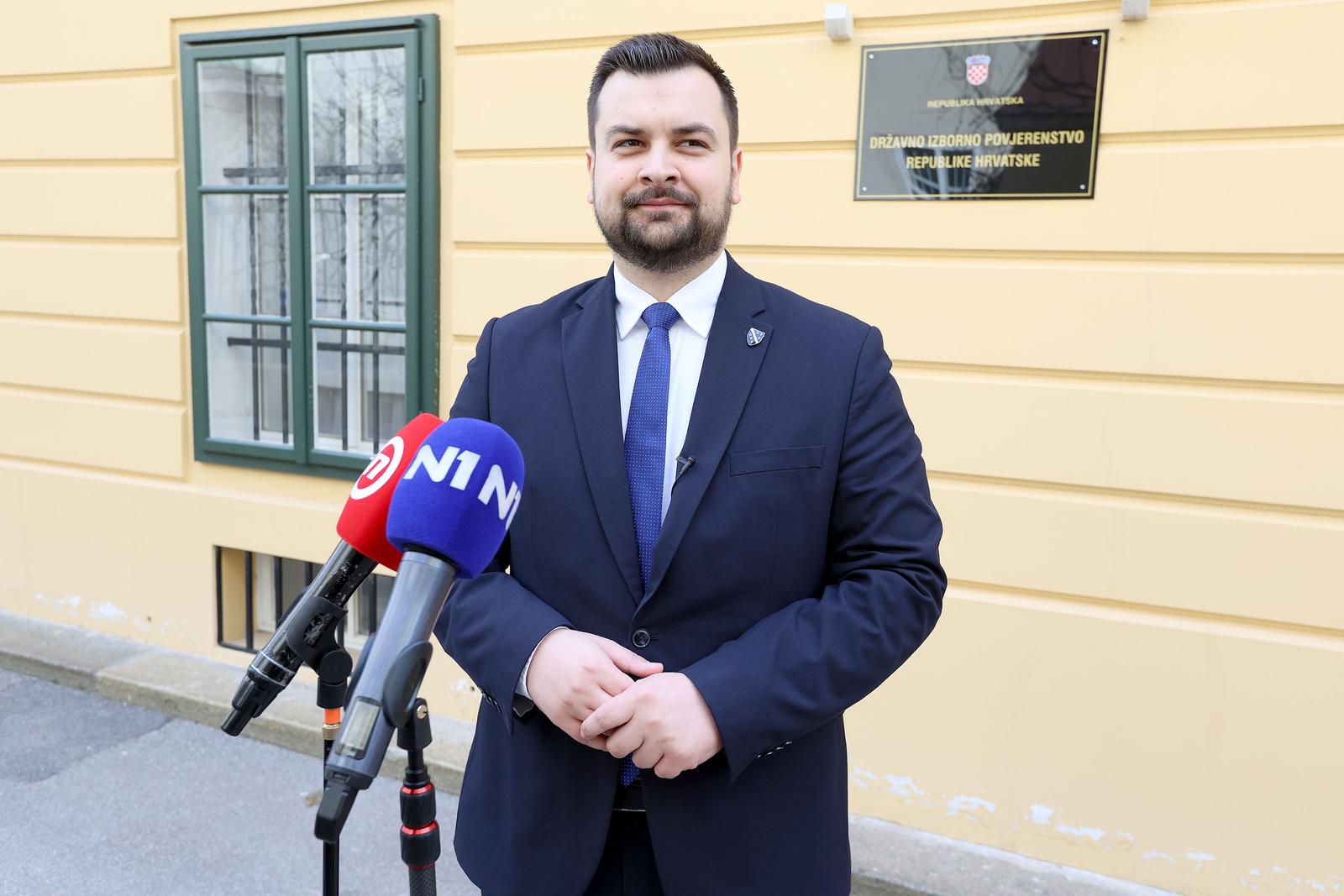 18.03.2024., Zagreb - Armin Hodzic predao je danas Drzavnon izbornom povjerenstvu prvu kandidaturu za parlamentarne izbore 2024. godine. Hodzic se kandidira u 12. izbornoj jednici za zastupnika albanske, bosnjacke, makedonske, crnogorske i slovenske nacionalne manjine. Photo: Patrik Macek/PIXSELL