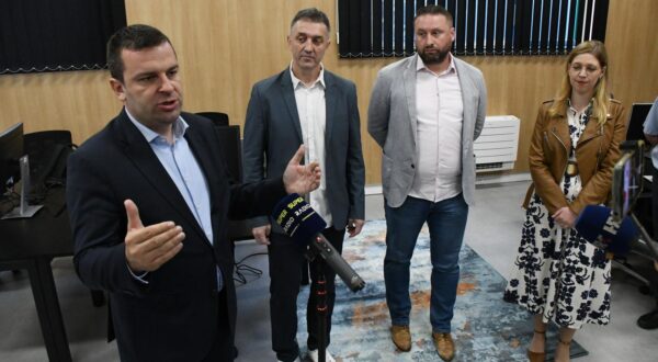 09.04.2024., Bjelovar - Otvorenje ureda Infobip-a, poznate IT tvrtke koja posluje vise od 17 godina i zaposljava oko 3.400 ljudi na sest kontinenata u vise od 75 ureda. Ta prva hrvatska kompanija koja se nasla na prestinom popisu najinovativnijih tvrtki na svijetu casopisa Fast Company, radi izuzetno dobrih uvjeta za poduzetnike, otvorili su svoj ured i u Bjelovaru. Na otvorenju su bili i gradonacelnik Dario Hrebak, direktorica Tehnoloskog parka Dajana Vukmanic te potpredsjednik za inzenjerstvo Infobipa Damir Prusa Photo: Damir Spehar/PIXSELL