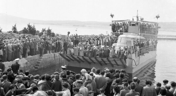 Crikvenica, 8.04.2024 - (Arhivska fotografija) Prolo je 65 godina otkako je 12. travnja 1959. godine uspostavljena prva trajektna veza na hrvatskoj obali Jadrana, izmeðu Crikvenice na kopnu i ila na otoku Krku. Drveni trajekt, danas legendarna Bodulka bio je vlasnitvo Kvarnerske plovidbe iz Rijeke, a na prvu vonju isplovio je iz ila za Crikvenicu s uzvanicima, autobusom, trima automobilima i nekoliko motocikala. U Crikvenici su ga doèekale stotine Crikvenièana. foto HINA/ ik