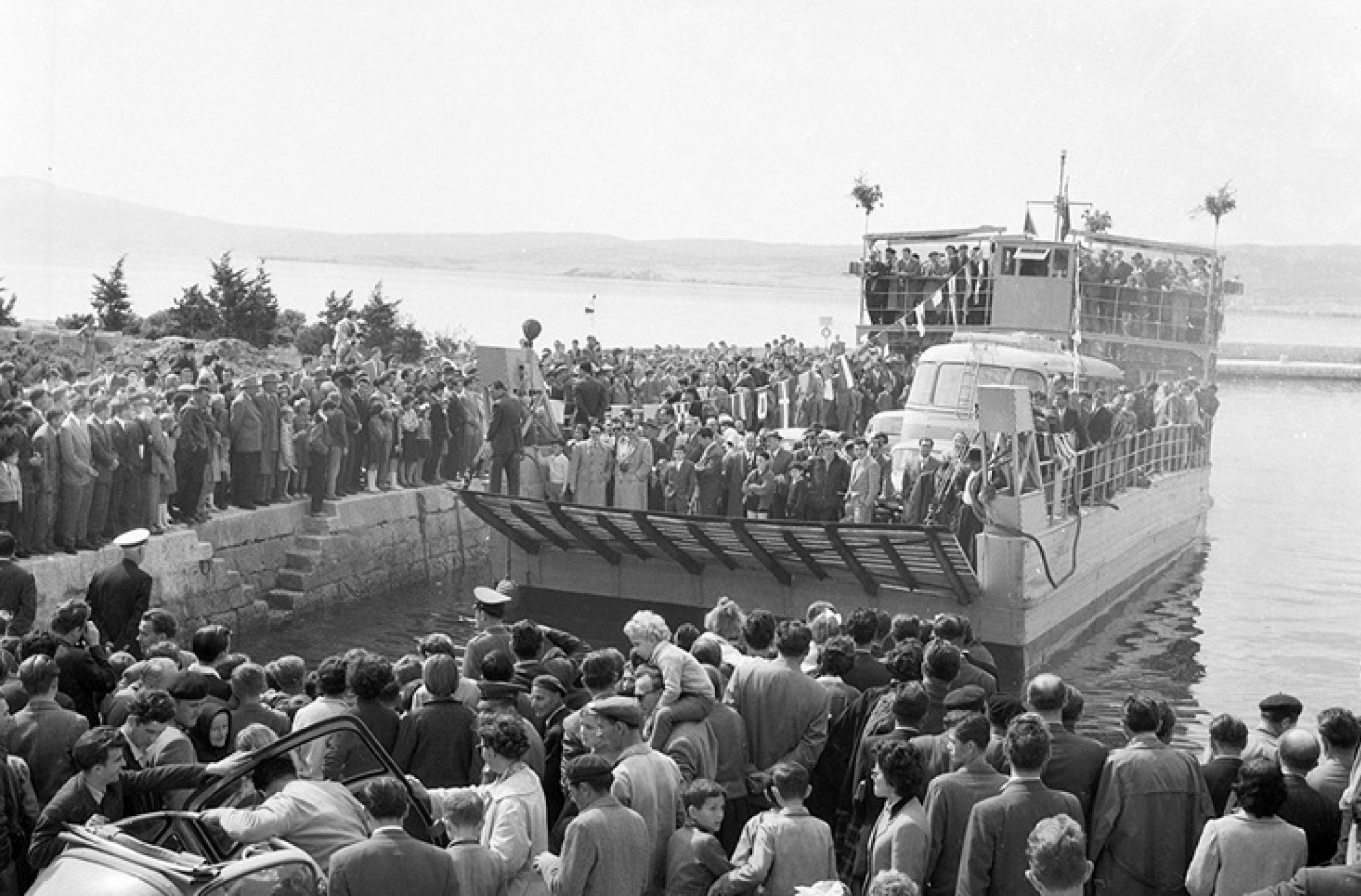 Crikvenica, 8.04.2024 - (Arhivska fotografija) Prolo je 65 godina otkako je 12. travnja 1959. godine uspostavljena prva trajektna veza na hrvatskoj obali Jadrana, izmeðu Crikvenice na kopnu i ila na otoku Krku. Drveni trajekt, danas legendarna Bodulka bio je vlasnitvo Kvarnerske plovidbe iz Rijeke, a na prvu vonju isplovio je iz ila za Crikvenicu s uzvanicima, autobusom, trima automobilima i nekoliko motocikala. U Crikvenici su ga doèekale stotine Crikvenièana. foto HINA/ ik