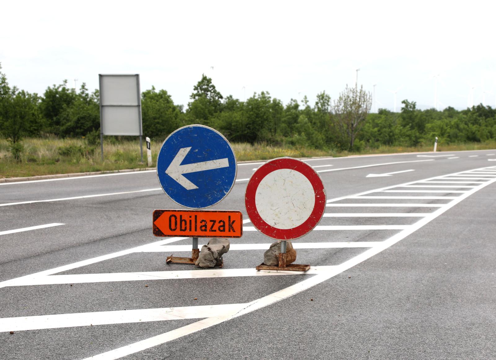 16.05.2023., Mokro Polje - Cesta od Knina prema Mokrom polju i dalje zatvorena za promet jer se rijeka Zrmanja izlila i poplavila cestu i polja. Danas je situacija bolja jer se Zrmanja povlaci.

  Photo: Dusko Jaramaz/PIXSELL