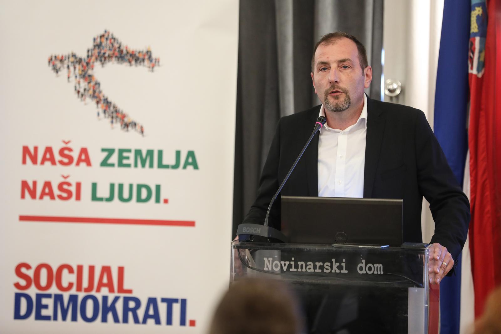 27.03.2024.,Zagreb, U dvorani HNDa potpisana  deklaracije o politickoj suradnji izmedju stranaka saveza Nasa Hrvatska koju cine Socijaldemokrati, Hrvatski laburisti – Stranka rada i Demokrati te stranaka IDS, PGS i Nezavisne platforme Sjever medjimurskog zupana Matije Posavca. Deklaraciju su potpisali, Davorko Vidovic, Matija Posavec, David Bregovac, Dalibor Paus i Darijo Vasilic.
Photo: Robert Anic/PIXSELL       Photo: Robert Anic/PIXSELL