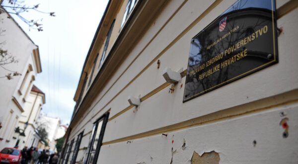 06.01.2015., Visoka ulica 15, Zagreb -rGradjanska inicijativa U ime obitelji organizirala je konferenciju za medije ispred Drzavnog izbornog povjerenstva zbog promatranja predstojecih izbora. rPhoto: Nina Djurdjevic/PIXSELL