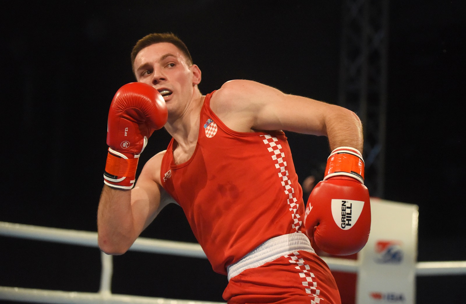 23.03.2022., Porec - U finalu EUBC U22 European boxing championshipa, kategorija 71-75kg, Gabrijel Veocic (u crvenom) svladao je Bugarina Rami Mofid Kiwan i postao prvak Europe.
 Photo: Sasa Miljevic/PIXSELL