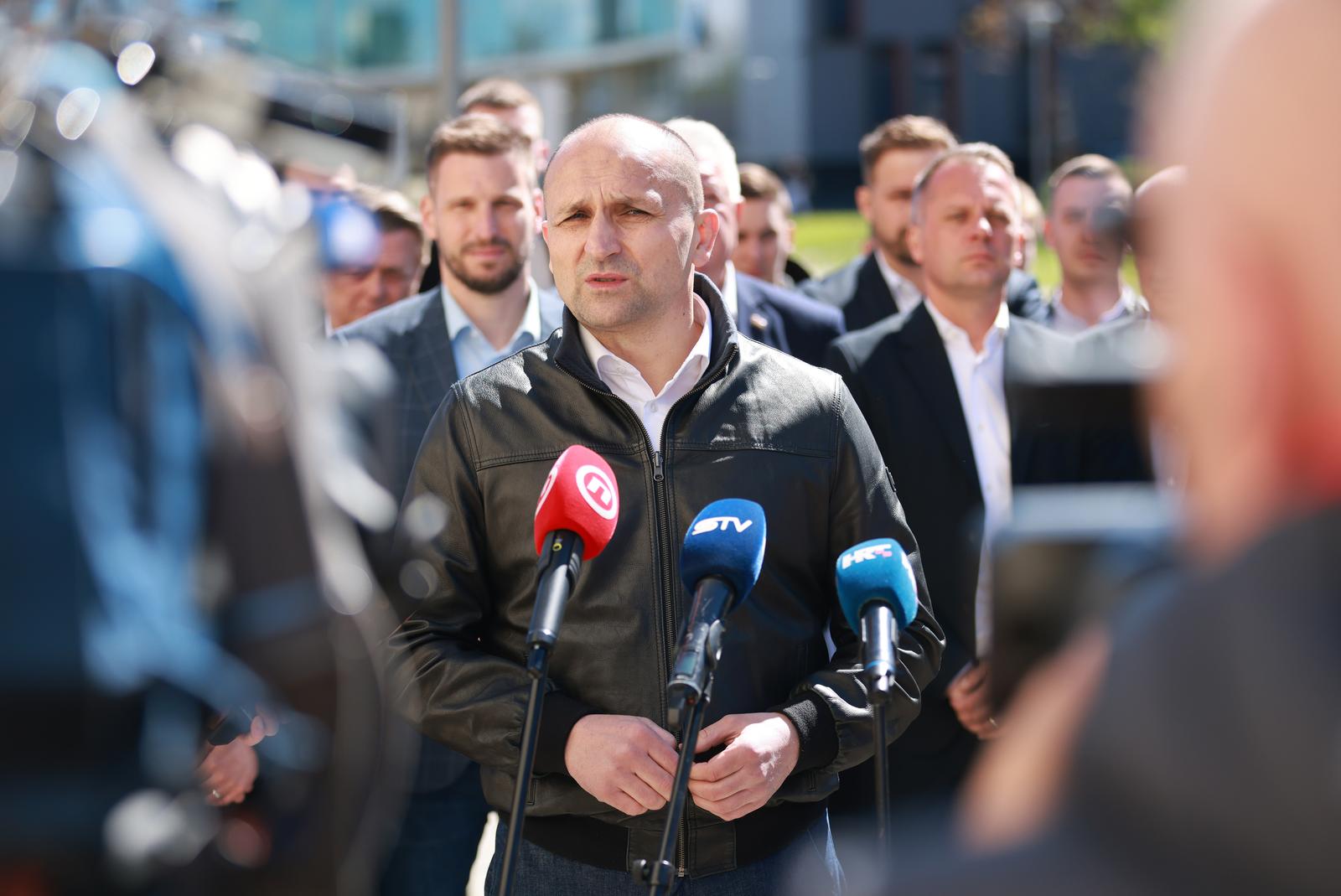 01.04.2024., Osijek - Kandidati s liste HDZ-a i partnera u IV. izbornoj jedinici, predvodjeni nositeljem liste Ivanom Anusicem, zapoceli su kampanju za parlamentarne izbore na lokaciji Ulica kralja Petra Svacica 1c. Photo: Davor Javorovic/PIXSELL