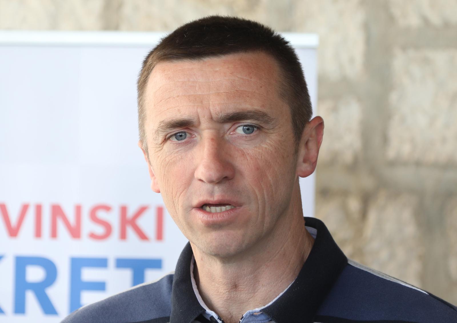 12.04.2024., Sibenik - Ispred hotela Jadran u Sibeniku konferenciju za medije odrzao je Domovinski pokret. Ivan Penava Photo: Dusko Jaramaz/PIXSELL