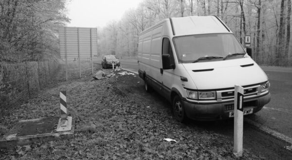 18.12.2016., Novska - Kombi u kojem je sinoc zateceno 60-ak migranata jos uvijek stoji ispred naplatne kucice cvora Novska. rPhoto: Nikola Cutuk/PIXSELL