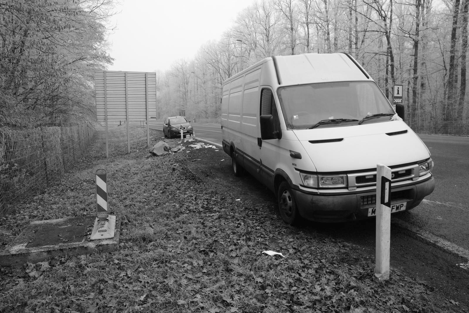 18.12.2016., Novska - Kombi u kojem je sinoc zateceno 60-ak migranata jos uvijek stoji ispred naplatne kucice cvora Novska. rPhoto: Nikola Cutuk/PIXSELL