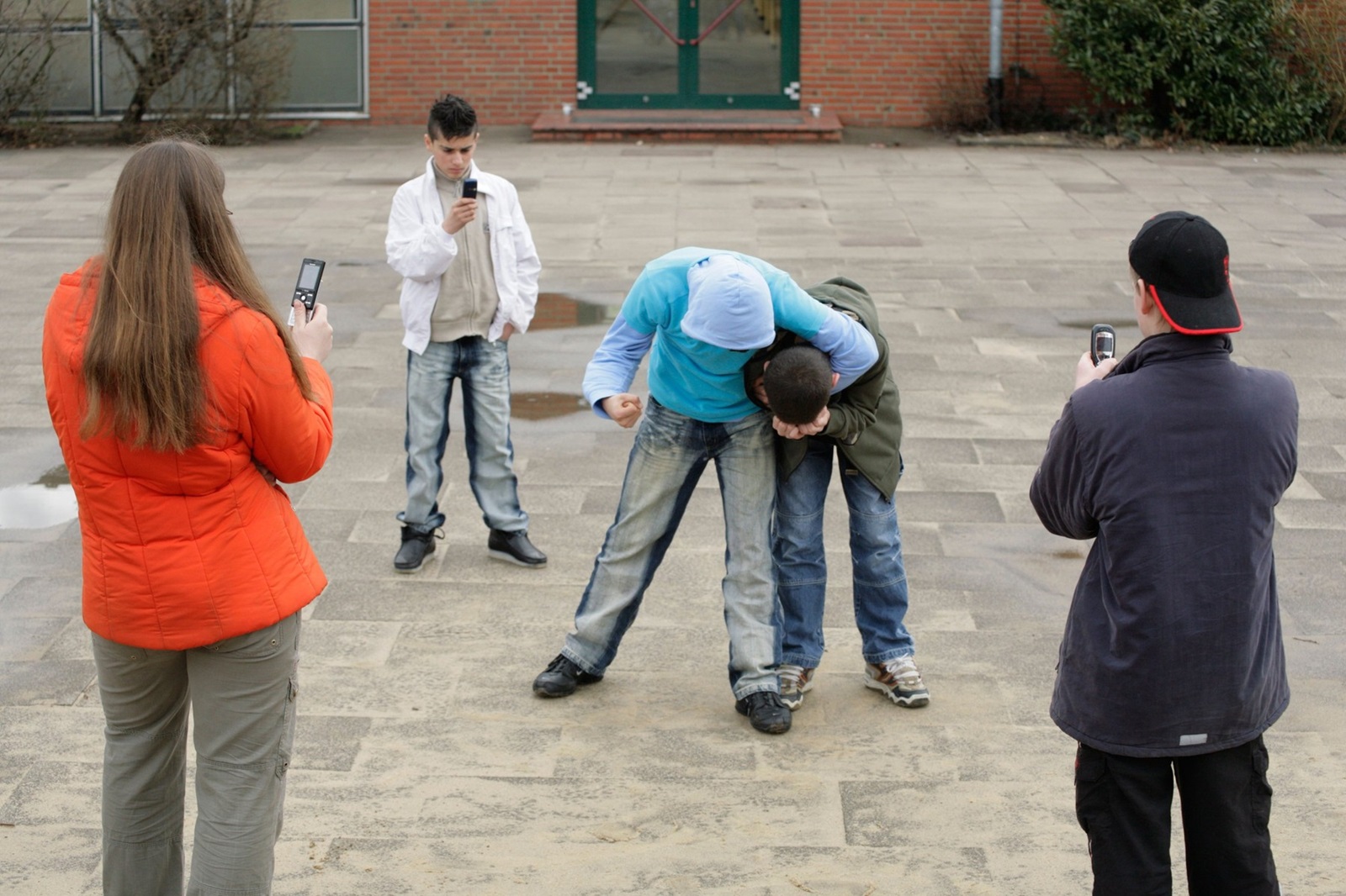 two fighting boys are being filmed by three other teenagers with their mobile phones,Image: 11033743, License: Rights-managed, Restrictions: , Model Release: yes, Credit line: Kuttig - People / Alamy / Alamy / Profimedia