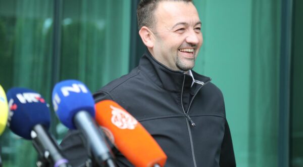 23.04.2024., Zagreb - Predsjednik Hrvatskih suverenista Marijan Pavliček dao izjavu za medije uoči pregovora Mosta i Domovinskog pokreta u hotelu Aristos. Photo: Luka Batelic/PIXSELL