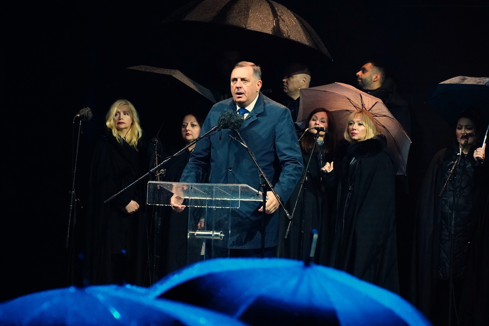 Beograd/Prokuplje, 24.3.2024.- Pokuali su nam raskomadati zemlju, a prolo je 25 godina i jo se ne damo, ne pristajemo na komadanje Srbije, poruèio je u nedjelju naveèer srbijanski predsjednik Aleksandar Vuèiæ na dravnoj komemoraciji u povodu 25. obljetnice poèetka bombardiranja pod vodstvom NATO-a. Na slici predsjednik Republike Srpske Milorad Dodik. 
foto HINA/ TANJUG/ VLADIMIR PORÈIÆ/ ua