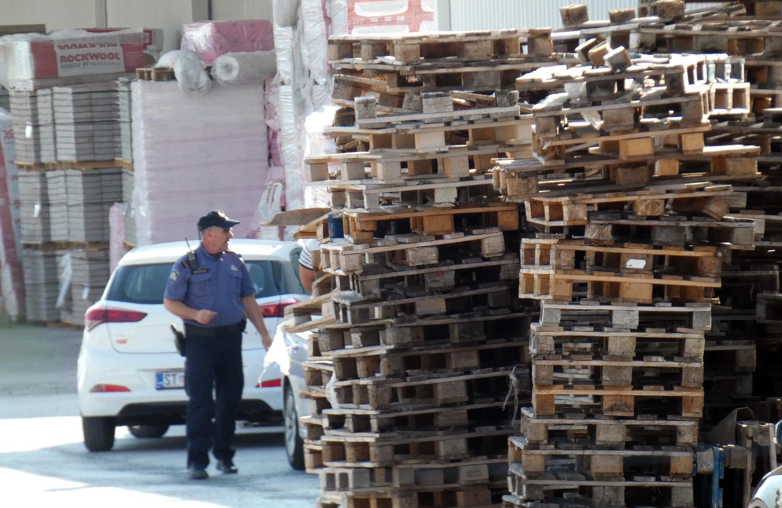 28.08.2019., Muc - U nesreci koja se dogodila u poslovnoj zoni Prisika poginuo je muskarac kojega je navodno priklijestio radni stroj. Policijski ocevid na mjestu stradavanja u prostoru tvornice Samoborka.rPhoto: Ivo Cagalj/PIXSELL