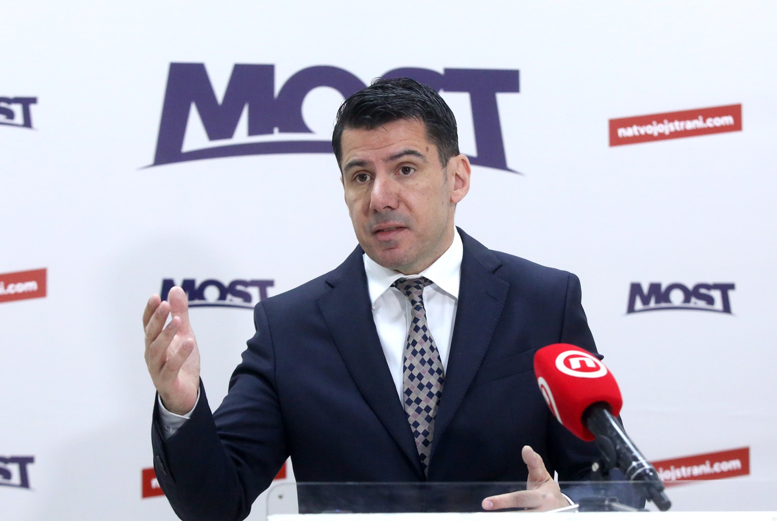 Zagreb, 09.04.2024 - Konferencija za novinare Mosta na kojoj je Nikola Grmoja, kandidat Mosta za predsjednika Vlade RH, govorio na temu "Zabranit cemo reklamiranje kladionica i maknuti ih od odgojno-obrazovnih ustanova".
Na fotografiji Nikola Grmoja.
foto HINA/ Denis CERIC /dc
