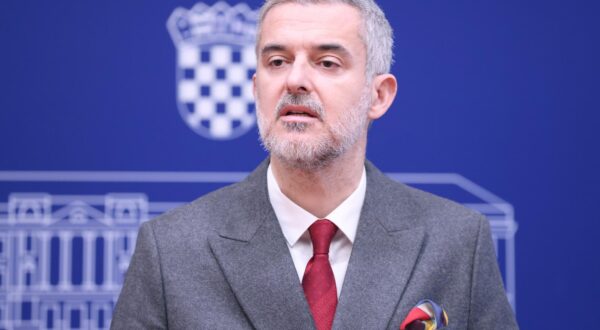 19.12.2023., Zagreb - Na konferenciji za medije Kluba zastupnika Mosta o temi: "Zasto je potreban PUKOM-Povjerenstvo za utvrdjivanje korumpiranosti medija javnim novcem?“ govorio je zastupnik Nino Raspudic.
 Photo: Patrik Macek/PIXSELL