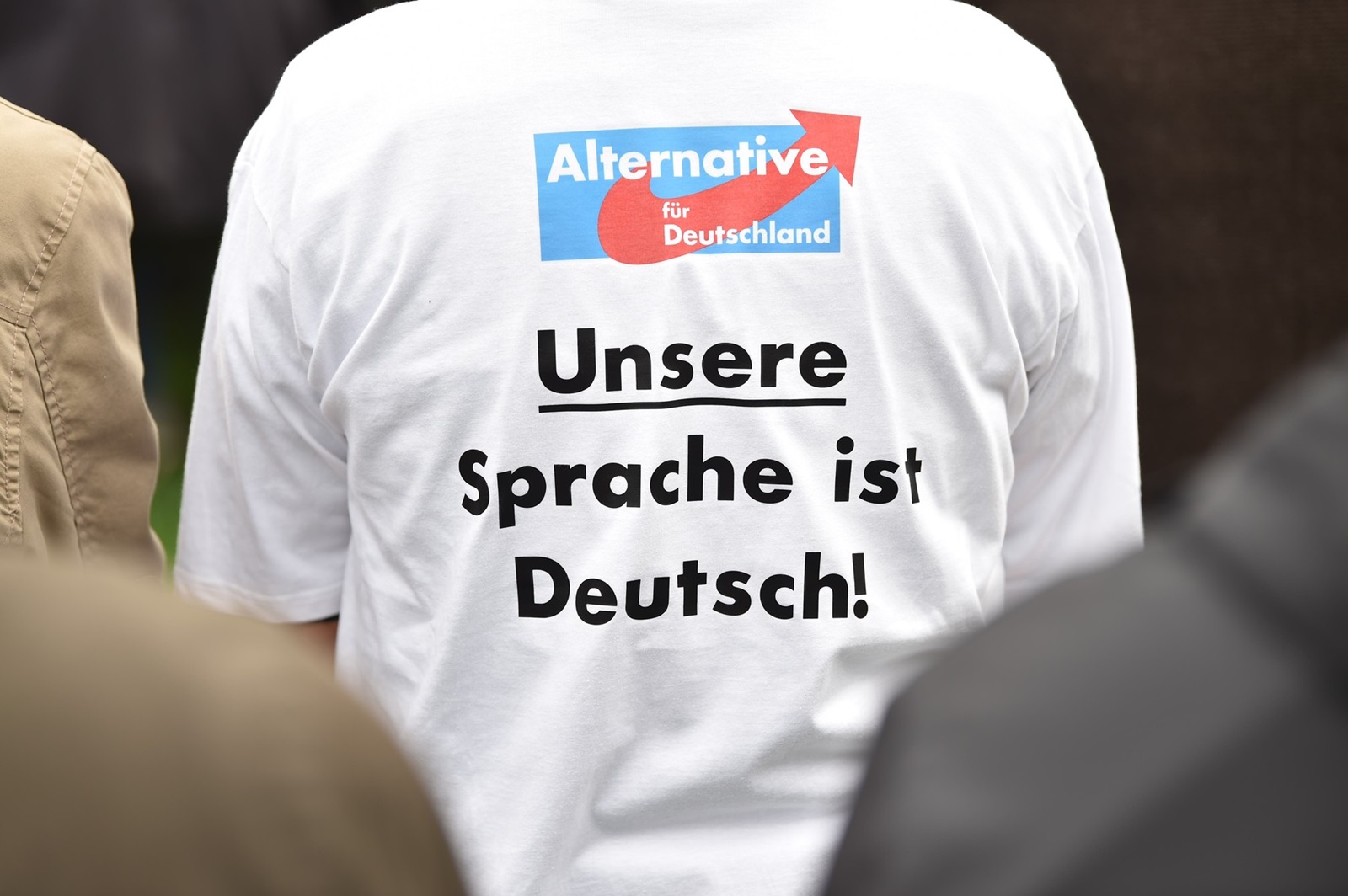 03.09.2018, Bavaria, Abensberg: A supporter of the AfD with the imprint "Our language is German" sits on a bench during the speech of party leader Meuthen at the political morning pint at the Gillamoos folk festival. The Gillamoos is one of the largest and oldest folk festivals in Lower Bavaria and traditionally offers a political exchange between the parties. Photo: Lino Mirgeler/dpa,Image: 679545421, License: Rights-managed, Restrictions: , Model Release: no, Credit line: Lino Mirgeler / DPA / Profimedia