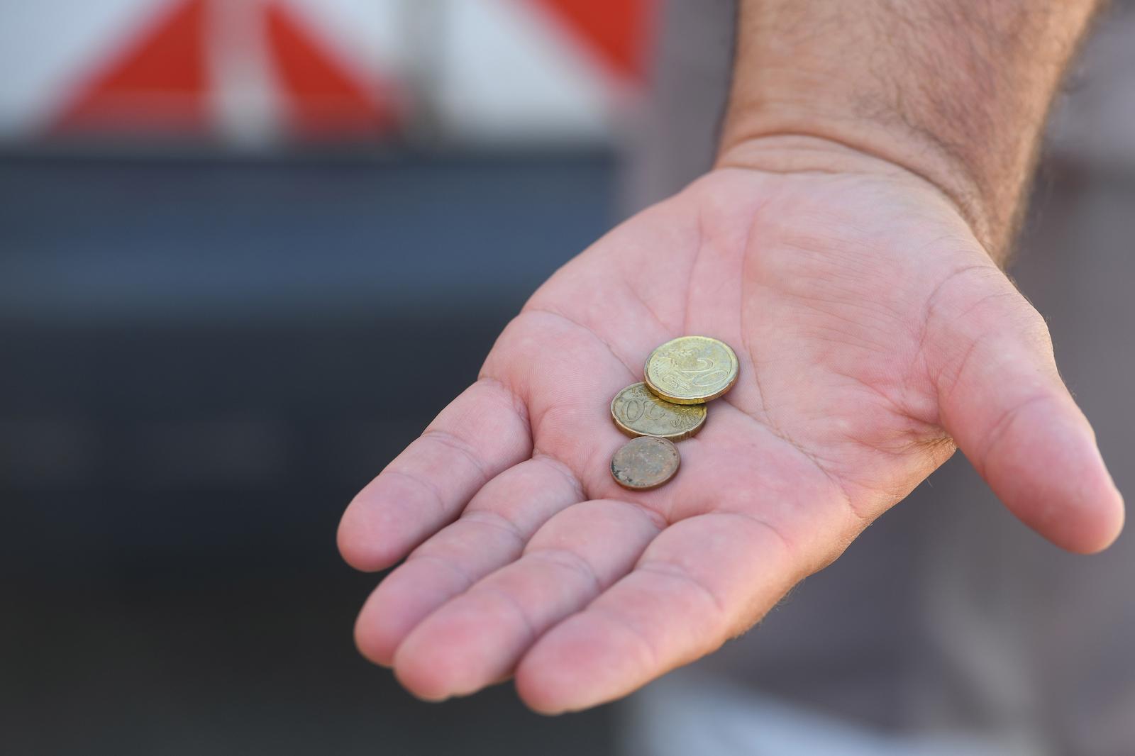 18.07.2023., Sibenik - Zbog nepostivanja dogovora oko isplata placa radnici Cesta d.o.o Sibenik obustavili rad.
 Photo: Hrvoje Jelavic/PIXSELL