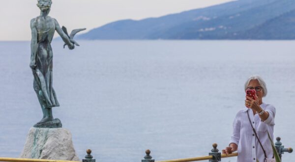 02.08.2022., Opatija-  Turisti uzivaju u Opatiji tijekom oblacog vremena.  


 Photo: Nel Pavletic/PIXSELL