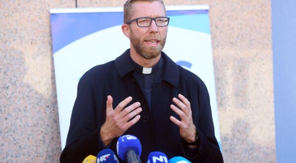 03.11.2020., Karlovac - U tvrtki Iver-Kontex odrzana je zavrsna konferencija projekta integracije osoba pod medunarodnom zastitom. U tvrtki Iver-Kontex Said Ahmad i Naser Alfahel koji su se doselili u Karlovac doselili iz Sirije dobili su posao. Stanko Perica ravnatelj JSR-a za jugoistocnu Europu.rPhoto: Kristina Stedul Fabac/PIXSELL