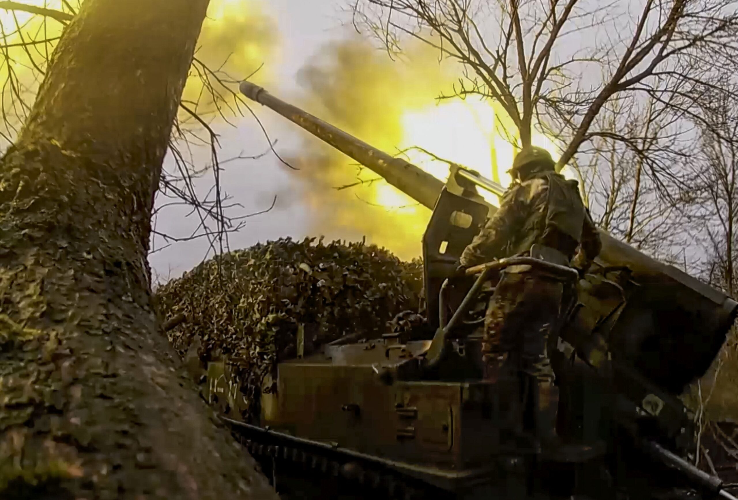 epa11269481 A still image taken from a handout video provided by the Russian Defence ministry press-service shows Russian combat work of crews of SA 2C5 ‘Hyacinth-S’ of ‘Vostok’ (East) troops against Ukrainian troops at an undisclsoed location on South-Donetsk direction in the Russian controlled part of Ukraine, Donetsk region, 10 April 2024. According to the Russian Defence Ministry, crews of 2S5 Giatsint-S self-propelled artillery units are conducting counter-battery combat, striking at Ukrainian army ammunition depots and strongholds.Russian troops entered Ukrainian territory on 24 February 2022, starting a conflict that has provoked destruction and a humanitarian crisis.  EPA/RUSSIAN DEFENCE MINISTRY PRESS SERVICE/HANDOUT HANDOUT  HANDOUT EDITORIAL USE ONLY/NO SALES HANDOUT EDITORIAL USE ONLY/NO SALES