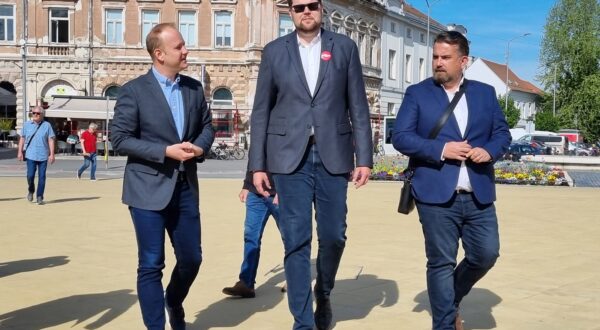 Koprivnica, 14.4.2024.- Predstavnici koalicije Rijeka pravde u nedjelju su posjetili Koprivnici gdje je Peða Grbin (SDP) izjavio da je dovoljan samo jedan posto dravnog proraèuna kako bi se izgradilo mnotvo stanova za mlade, radnici primali pristojne plaæe, a umirovljenicima se znatno poveæale mirovine. Na slici Miel Jakiæ, Peða Grbin i Tomislav Golubiæ. 
foto HINA/ ua