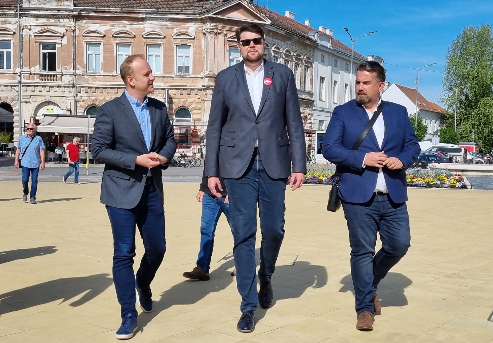 Koprivnica, 14.4.2024.- Predstavnici koalicije Rijeka pravde u nedjelju su posjetili Koprivnici gdje je Peða Grbin (SDP) izjavio da je dovoljan samo jedan posto dravnog proraèuna kako bi se izgradilo mnotvo stanova za mlade, radnici primali pristojne plaæe, a umirovljenicima se znatno poveæale mirovine. Na slici Miel Jakiæ, Peða Grbin i Tomislav Golubiæ. 
foto HINA/ ua