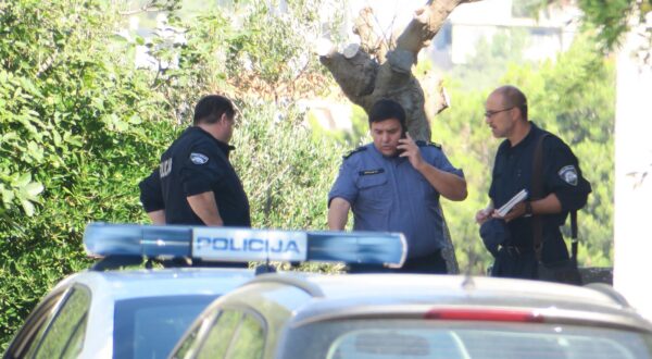 07.07.2017., Makarska - Policijsko osiguranje na mjestu gdje je sinoc, u ulici Put Moce, pronadjeno mrtvo tijelo za sada nepoznate muske osobe. Photo: Ivo Cagalj/PIXSELL